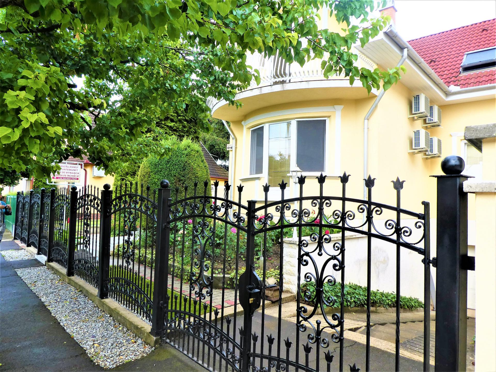 p1100074-2.jpg